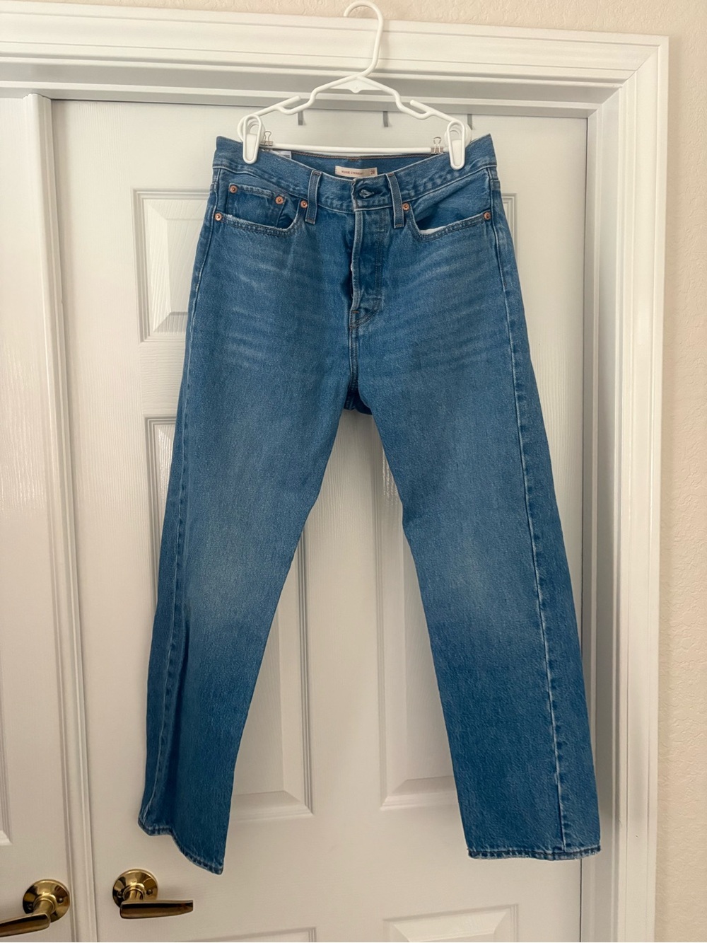 Levi’s Classic Women’s crop Wedgie Straight-Leg Jeans in Medium Blue